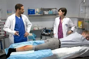 ARD PROGRAMMDIREKTION, IN ALLER FREUNDSCHAFT - DIE JUNGEN &Auml;RZTE, neue Vorabend-Weekly mit 42, Folgen 2 "Freunde und Familie", am Donnerstag (29.01.15) um 18.50 Uhr im Ersten. Dr. Matteo Moraeu (Mike Adler, l.) ist ver&auml;rgert &uuml;ber die schlecht gen&auml;hte Wunde; er fordert Dr. Theresa Koshka (Katharina Nesytowa, r.) auf, noch einmal neu zu n&auml;hen.