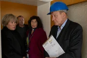 Wilsberg (Leonard Lansink, r.) hat sich vor Hausbewohnerin Janne Becker (Teresa Harder, 2.v.r.) als Mitarbeiter des Bauamts ausgegeben und sich so Zutritt zu einer Wohnung verschafft, in der er eine Leiche gefunden hat. Als Anna Springer (Rita Russek, l.) mit Overbeck (Roland Jankowsky, 2.v.l.) eintrifft, wird es ungem&uuml;tlich f&uuml;r Wilsberg.