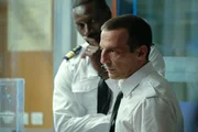 D&iacute;Orsi (Omar Sy, r.) und Admiral FOST (Mathieu Kassovitz, l.) beratschlagen, wie mit dem jungen Akustiker verfahren werden soll.