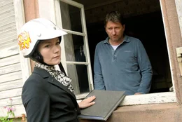 Mit immer neuen juristischen Tricks versucht die Anw&auml;ltin Sarah (Johanna Christine Gehlen) ihren Gegenspieler Peter (Michael Fitz) unter Druck zu setzen - doch der gibt sich gelassen.