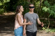 Emma (Luise Befort) will Leo (Tim Oliver Schultz) überraschen. Daher muss er mit verbundenen Augen mit ihr zum See laufen. Emma (Luise Befort) will Leo (Tim Oliver Schultz) überraschen. Daher muss er mit verbundenen Augen mit ihr zum See laufen.