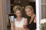 Debbie (Leslie Mann, l.) ist ihrer Schwester Alison (Katherine Heigl, r.) auch eine echte Freundin.