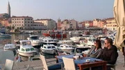 Im Hafen des istrischen Ortes Rovinj l&auml;sst es sich entspannt essen und trinken - am besten im Herbst, wenn der Sommertrubel vorbei ist.