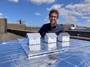 Dr. Markus Retsch, Universit&auml;t Bayreuth, mit der von ihm entwickelten k&uuml;hlenden Abdeckung aus Chipst&uuml;ten w&auml;hrend der Dreharbeiten f&uuml;r ServusTVs "Terra Mater Wissen Episode 8".