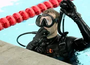 Hodgins (TJ Thyne) sucht nach dem Mord an einem eigentlich beliebten Schwimmtrainer am Boden des Schwimmbeckens nach Hinweisen.