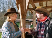 Auf Jonnys (Uwe Fellensiek) Hof m&uuml;ssen auch die Urlauber mit anpacken. Sarah Marquardt (Alexa Maria Surholt) ist perplex, als Jonny ihr eine Mistgabel in die Hand dr&uuml;ckt.