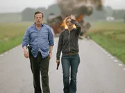 Wurden bei der Explosion nicht verletzt: Kurt Wallander (Krister Henriksson) und seine Tochter Linda (Johanna Sällström). Wurden bei der Explosion nicht verletzt: Kurt Wallander (Krister Henriksson) und seine Tochter Linda (Johanna Sällström).