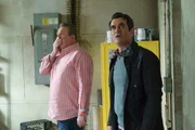 L-R: Cameron Tucker (Eric Stonestreet), Phil Dunphy (Ty Burrell)