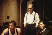 v.li.: Santino "Sonny" Corleone (James Caan), Tom Hagen (Robert Duvall) und Micheal Corleone (Al Pacino) &uuml;berlegen, was sie als n&auml;chstes zu tun ist.