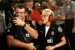 Proben f&uuml;r den Ernstfall: Lieutenant Debbie Callahan (Leslie Easterbrook, r.) und Tackleberry (David Graf, l.) ...