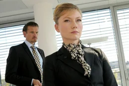 Die Anw&auml;lte Dr. Henning (G&ouml;tz Otto) und Sarah Stein (Johanna Christine Gehlen) haben einen neuen Auftrag.