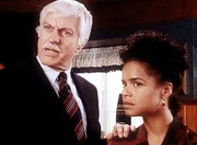 Dr. Sloan (Dick Van Dyke, l.) recherchiert zusammen mit Amanda (Victoria Rowell, r.) an dem Mord von Nancy Barlow.