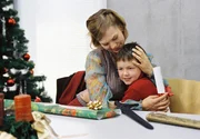 Fernsehfilm des MDR 2005 Weihnachten im Jugendamt: Leni Bluhm (Anna Loos) feiert mit ihrem Sohn (Leo Natalis) ein trauriges Fest.