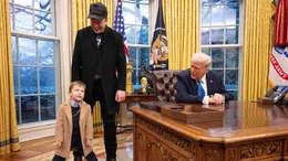 US-Pr&auml;sident Donald Trump (r.) wettert gegen die Eliten, umgibt sich aber mit den Superreichen aus dem Silicon Valley. Der Tech-Milliard&auml;r Elon Musk (M.) bringt seinen Sohn (l.) sogar mit ins Oval Office. Drohen Interessenkonflikte zwischen Wirtschaft und Politik? Oder ist das der neue US-Politik-Stil?