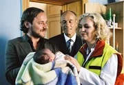 Leni hat ein gesundes M&auml;dchen auf die Welt gebracht. Der Vater (Thomas Schmauser) ist stolz, Anwalt Z&ouml;rnig (Heiner Lauterbach freut sich mit der &Auml;rztin (Anette Hellwig).