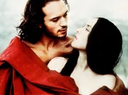 Der Protestant La M&ocirc;le (Vincent Perez) versucht, seine Lebensretterin und Liebhaberin, die katholische K&ouml;nigin Margot (Isabelle Adjani) vor dem Religionskrieg in Sicherheit zu bringen.