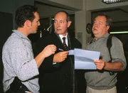 Bongartz (Max Gertsch, l.) und Kehler (Wolfgang Bathke, r.) befragen Reinhard Wellmann (Rene Schoenberger), den Inhaber der Senffabrik. Eher widerwillig gibt er zu, erpresst zu werden...