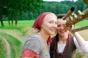 Die kluge Bauerntochter (Anna Maria M&uuml;he) und ihre Freundin die Magd (Sabine Krause) bestaunen das Fernrohr des K&ouml;nigs.