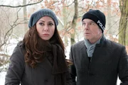 Die Hauptkommissare Eva Saalfeld (Simone Thomalla, links) und Andreas Keppler (Martin Wuttke, rechts) haben im Wald den Vater des ermordeten Mädchens gefunden, der sich die Pulsadern aufgeschnitten hat. Er benötigt dringend eine Bluttransfusion. Wie aber können sie sein Leben mitten im Wald retten? Die Hauptkommissare Eva Saalfeld (Simone Thomalla, links) und Andreas Keppler (Martin Wuttke, rechts) haben im Wald den Vater des ermordeten Mädchens gefunden, der sich die Pulsadern aufgeschnitten hat. Er benötigt dringend eine Bluttransfusion. Wie aber können sie sein Leben mitten im Wald retten?