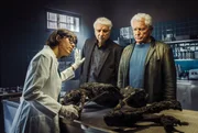 Von links: Die Rechtsmedizinerin Dr. Roswitha Schwarz-Fischer (Eva Karl-Faltermeier) spricht vor Kriminalhauptkommissar Franz Leitmayr (Udo Wachtveitl) und Kriminalhauptkommissar Ivo Batic (Miroslav Nemec) ihren Bericht über die verkohlte Leiche. Von links: Die Rechtsmedizinerin Dr. Roswitha Schwarz-Fischer (Eva Karl-Faltermeier) spricht vor Kriminalhauptkommissar Franz Leitmayr (Udo Wachtveitl) und Kriminalhauptkommissar Ivo Batic (Miroslav Nemec) ihren Bericht über die verkohlte Leiche.