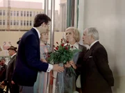 rbb Fernsehen OH, DIESE TANTE, Filmkom&ouml;die DDR 1978, am Sonntag (04.04.10) um 09:00 Uhr. Die Sorge um ihren geliebten Neffen Heinz (Wolfgang Penz, 1.v.l.) ist Tante Alma (Agnes Kraus, 3.v.l.) inzwischen los. Er ist wohlbestallter Tierarzt in Kl&uuml;ckow und bei seiner Jana (Marta Raslova, 2.v.l.) in recht festen H&auml;nden. Dr. Kr&ouml;pelin (Fred Mahr, r.) h&auml;lt diesen Zeitpunkt f&uuml;r g&uuml;nstig und macht Alma einen Heiratsantrag. Alma w&auml;re auch gar nicht abgeneigt, g&auml;be es da nicht das blutr&uuml;nstige Hobby des Freiers: die Jagd. Eine Zweisamkeit auf dem Hochsitz ist f&uuml;r Alma schlicht und einfach unvorstellbar. Aber Kr&ouml;pelin w&auml;re nicht Kr&ouml;pelin und Alma w&auml;re nicht Alma, wenn sie vor solchen Schwierigkeiten kapitulieren w&uuml;rden...