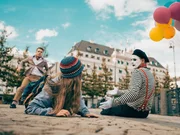 Katinka (Ida Skelb&aelig;k-Knudsen, 2.v.l.) ist nach einer Verfolgungsjagd durch Kopenhagen hingefallen und hat einen Clown (rechts) umgerannt. Der Boutique-Verk&auml;ufer (Rasmus Brohave, links)  hat sie  fast eingeholt. Was hat Katinka angestellt?