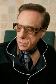 Law and Order Criminal Intent Season4, Criminal Intent Verbrechen im Visier Staffel4, Regie USA, Darsteller: Peter Bogdonovich as George Merritt; Ali Stover (Blonde Girlfriend on the lounge with Merritt). Szene: Merritt's Townhouse / swimming pool. "Bikinis in the pool...oh and some guy on the phone" Law and Order Criminal Intent Season4, Criminal Intent Verbrechen im Visier Staffel4, Regie USA, Darsteller: Peter Bogdonovich as George Merritt; Ali Stover (Blonde Girlfriend on the lounge with Merritt). Szene: Merritt's Townhouse / swimming pool. "Bikinis in the pool...oh and some guy on the phone"