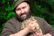 Der Woife ist als Tiersch&uuml;tzer bekannt. Jedes Jahr landen viele verletzte oder verwaiste Tiere, wie dieser junge Feldhase, in seinen H&auml;nden. Gelingt das Aufp&auml;ppeln, wildert der Woife seine Sch&uuml;tzlinge wieder aus.