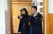 Julia Demmler (Wendy G&uuml;ntensperger, l.) und Nele Fehrenbach (Floriane Daniel, r.) m&uuml;ssen einen vermutlichen Selbstmord aufkl&auml;ren.