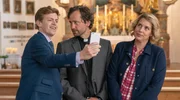 Pfarrer Leo (Florian Stetter, Mitte) und Sophie (Elena Uhlig) werden von Jungb&ouml;ck (Ferdinand Hofer) &uuml;berrascht.