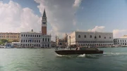 Harald Lesch auf einem Wassertaxi vor dem Markusplatz mit Dogenpalast in Venedig. Harald Lesch auf einem Wassertaxi vor dem Markusplatz mit Dogenpalast in Venedig.
