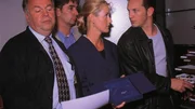 Die Kommissare Kehler (Wolfgang Bathke, l.), Bongartz (Max Gertsch, r.) und Staatsanw&auml;ltin Glaser (Britta Schmeling) stellen fest, dass jemand mit den Diamanten gefl&uuml;chtet ist (h. Komparse).
