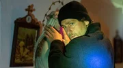 Pfarrer Leo (Florian Stetter) wird bei der Manipulation der Madonnen-Statue &uuml;berrascht.