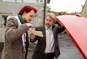 Der kontrolls&uuml;chtige Reinhard (J&ouml;rg Sch&uuml;ttauf, r.) l&auml;sst sich von Rafi (Matti Krause, l.), mit dem T&ouml;chterchen Lina nach Berlin f&auml;hrt, das Auto vorf&uuml;hren ...