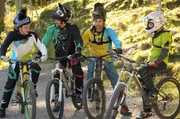 Flori und seine Downhill-Freunde sind Startklar f&uuml;r die Abfahrt. Von links: Florian Brunner (Tommy Schwimmer) und Olli (Benedikt Blaskovic).