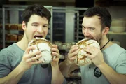 &bdquo;Brots&uuml;chtig&ldquo; &ndash; so hei&szlig;t die junge, moderne Start-up-B&auml;ckerei von (l-r) Oliver Raferzeder und Stefan Faschinger in Linz-Urfahr.