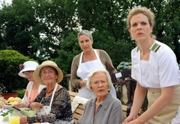 Ellen Augartner (Lissy Tempelhof, 4. von links) geh&ouml;rt zur Seniorengruppe, die von Carola Bleibtreu (Katerina Jacob, 3. von rechts) und der zust&auml;ndigen Schwester (Simone Kabst, rechts) betreut wird.