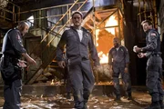 Der &Uuml;berfall der Wachm&auml;nner Quinn (Jean Reno, l.), Mike Cochrane (Matt Dillon, M.), Palmer (Amaury Nolasco, 2.v.r.) und Dobbs (Skeet Ulrich, r.) geht gr&uuml;ndlich schief.