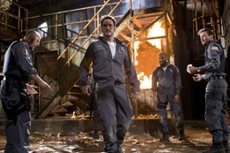 Der &Uuml;berfall der Wachm&auml;nner Quinn (Jean Reno, l.), Mike Cochrane (Matt Dillon, M.), Palmer (Amaury Nolasco, 2.v.r.) und Dobbs (Skeet Ulrich, r.) geht gr&uuml;ndlich schief.