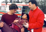 F&uuml;r Dr. Roland Heilmann (Thomas R&uuml;hmann, rechts) wird die Schauspielerin Tina (Sandra Leonhard) die erste Patientin bei seinem Dienst als Arzt im Rettungswagen. Bei dem Unfall, verursacht von ihrem Freund (Stephan Hornung), zieht sie sich einen komplizierten Bruch zu, und Roland weist Tina in die Sachsenklinik ein.