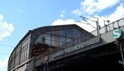 &bdquo;Der absurdeste Bahnhof Berlins&ldquo;, &bdquo;Das Labyrinth des Kalten Krieges&ldquo;, &bdquo;Der Bahnhof der Tr&auml;nen&ldquo;, &bdquo;Die H&ouml;llenpassage&ldquo; - Millionen Deutsche, Ostdeutsche und Westdeutsche, haben hier, am ber&uuml;hmtesten Bahnhof der deutschen Teilung, ihre pers&ouml;nlichen und direkten Grenzerfahrungen gemacht. Der Film erz&auml;hlt erstmals die Geschichte dieses geheimnisvollen Ortes. - Blick auf den heutigen Bahnhof Friedrichstra&szlig;e