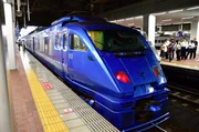 Ein Expresszug in Hakata Station; neben den Shinkansen gibt es ein großes japanisches Netz von Eisenbahnen in der Spurweite 1067 Millimeter. Ein Expresszug in Hakata Station; neben den Shinkansen gibt es ein großes japanisches Netz von Eisenbahnen in der Spurweite 1067 Millimeter.