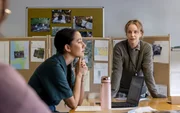 Profilerin Nina (Inez Micaella Andersson, l.) stellt Abteilungsleiterin Iris (Sofia Helin, r.) ihre j&uuml;ngsten Erkenntnisse vor.