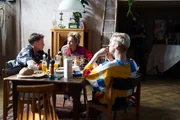 Nach einer Nacht bei Jules lernt Preston (George MacKay, l.) dessen Mitbewohnerin Alicia (Asha Reid, M.) und Mitbewohner Toby (John McCrea, r.)kennen.