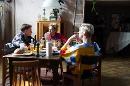 Nach einer Nacht bei Jules lernt Preston (George MacKay, l.) dessen Mitbewohnerin Alicia (Asha Reid, M.) und Mitbewohner Toby (John McCrea, r.)kennen.
