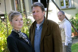 Die Rechtsanw&auml;ltin Sarah Stein (Johanna Christine Gehlen) f&uuml;hlt sich zu dem Winzer Peter (Michael Fitz) hingezogen, obwohl sie ihn eigentlich im Auftrag ihres Mandanten Siggi (Michael Lott) von seinem Hof vertreiben soll.