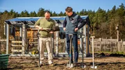 Peter Rasch und Steffen Behrendt testen Spaten.