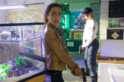 Bewaffneter Einsatz in der Reptilienstation: Jasmin Sayed (Sesede Terziyan, l.) und Paula Sprenger (Sarina Radomski, r.) jagen illegale Tierschmuggler. Bewaffneter Einsatz in der Reptilienstation: Jasmin Sayed (Sesede Terziyan, l.) und Paula Sprenger (Sarina Radomski, r.) jagen illegale Tierschmuggler.