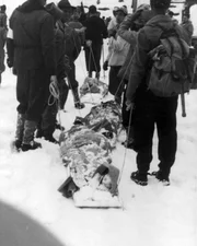 Abtransport der ersten drei Opfer zur Schoenbergalm