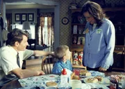 Von links: Hal (Bryan Cranston), Dewey (Erik Per Sullivan) und Lois (Jane Kaczmarek)